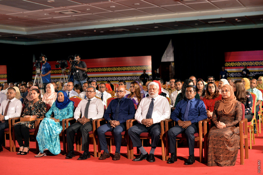 ނޮވެމްބަރ 21، 2019: ފަންނު ވެރިންނަށް ހާއްސަކޮއްގެން އިކޮނޮމިކް މިނިސްޓްރީން ކުރިއަށް ގެންދާ "ފަންނު އެކްސްޕޯ 2019" ހުޅުވުމަށް ދަރުބާރުގޭގައި ބޭއްވި ހާއްސަ ރަސްމިއްޔާތުގެ ތެރެއިން: މި ރަސްމިއްޔާތުގައި ރައީސް އިބްރާހިމް މުހައްމަދު ސޯލިހް އާއި ނައިބް ރައީސް ފައިސަލް ނަސީމްގެ އިތުރުން ސަރުކާރުގެ އިސްވެރިން ބައިވެރިވެ ވަޑައިގެންނެވި -- ސަން ފޮޓޯ/ ފަޔާޒު މޫސާ 