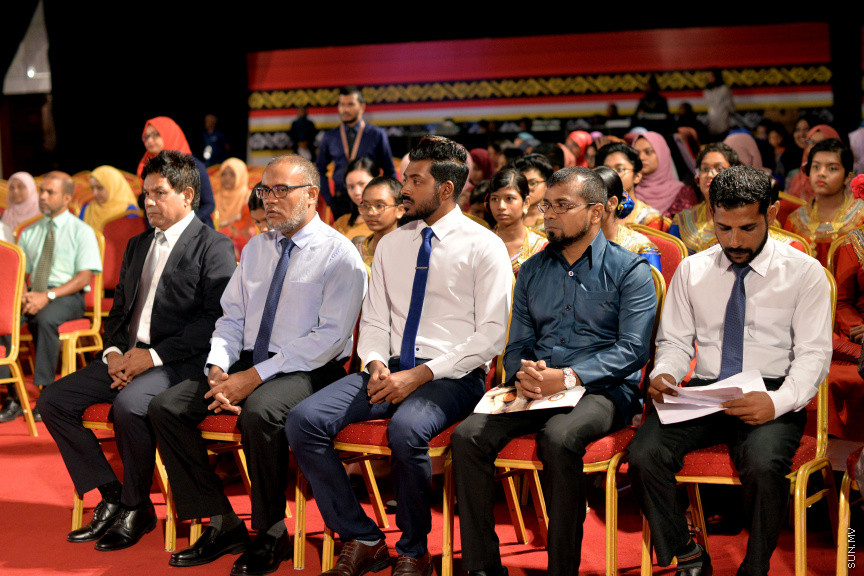 ނޮވެމްބަރ 21، 2019: ފަންނު ވެރިންނަށް ހާއްސަކޮއްގެން އިކޮނޮމިކް މިނިސްޓްރީން ކުރިއަށް ގެންދާ "ފަންނު އެކްސްޕޯ 2019" ހުޅުވުމަށް ދަރުބާރުގޭގައި ބޭއްވި ހާއްސަ ރަސްމިއްޔާތުގެ ތެރެއިން: މި ރަސްމިއްޔާތުގައި ރައީސް އިބްރާހިމް މުހައްމަދު ސޯލިހް އާއި ނައިބް ރައީސް ފައިސަލް ނަސީމްގެ އިތުރުން ސަރުކާރުގެ އިސްވެރިން ބައިވެރިވެ ވަޑައިގެންނެވި -- ސަން ފޮޓޯ/ ފަޔާޒު މޫސާ 