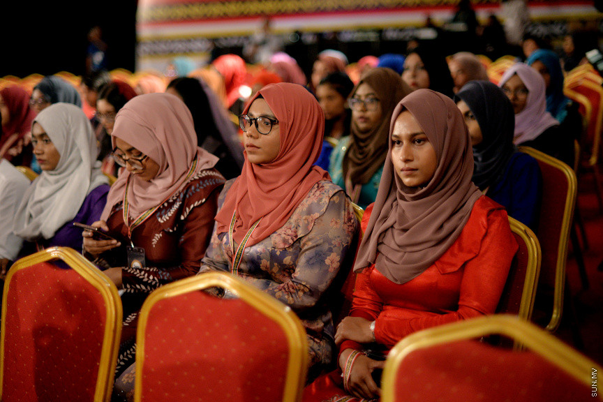 ނޮވެމްބަރ 21، 2019: ފަންނު ވެރިންނަށް ހާއްސަކޮއްގެން އިކޮނޮމިކް މިނިސްޓްރީން ކުރިއަށް ގެންދާ "ފަންނު އެކްސްޕޯ 2019" ހުޅުވުމަށް ދަރުބާރުގޭގައި ބޭއްވި ހާއްސަ ރަސްމިއްޔާތުގެ ތެރެއިން: މި ރަސްމިއްޔާތުގައި ރައީސް އިބްރާހިމް މުހައްމަދު ސޯލިހް އާއި ނައިބް ރައީސް ފައިސަލް ނަސީމްގެ އިތުރުން ސަރުކާރުގެ އިސްވެރިން ބައިވެރިވެ ވަޑައިގެންނެވި -- ސަން ފޮޓޯ/ ފަޔާޒު މޫސާ 