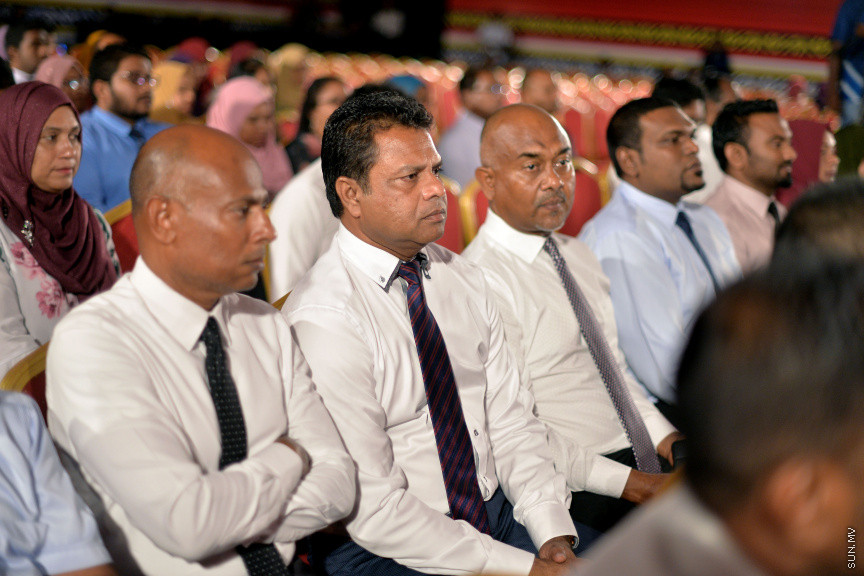 ނޮވެމްބަރ 21، 2019: ފަންނު ވެރިންނަށް ހާއްސަކޮއްގެން އިކޮނޮމިކް މިނިސްޓްރީން ކުރިއަށް ގެންދާ "ފަންނު އެކްސްޕޯ 2019" ހުޅުވުމަށް ދަރުބާރުގޭގައި ބޭއްވި ހާއްސަ ރަސްމިއްޔާތުގެ ތެރެއިން: މި ރަސްމިއްޔާތުގައި ރައީސް އިބްރާހިމް މުހައްމަދު ސޯލިހް އާއި ނައިބް ރައީސް ފައިސަލް ނަސީމްގެ އިތުރުން ސަރުކާރުގެ އިސްވެރިން ބައިވެރިވެ ވަޑައިގެންނެވި -- ސަން ފޮޓޯ/ ފަޔާޒު މޫސާ 