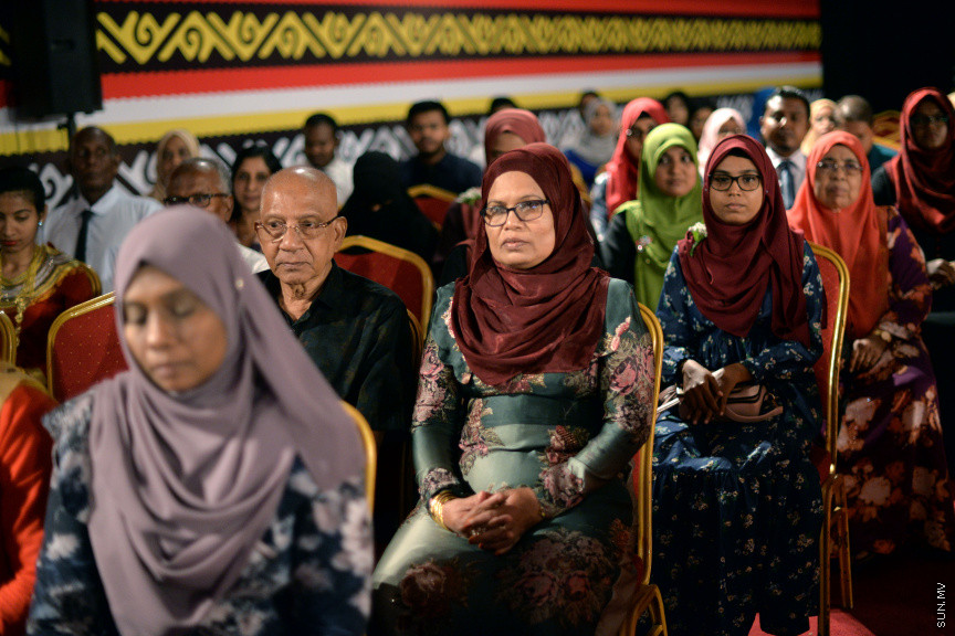 ނޮވެމްބަރ 21، 2019: ފަންނު ވެރިންނަށް ހާއްސަކޮއްގެން އިކޮނޮމިކް މިނިސްޓްރީން ކުރިއަށް ގެންދާ "ފަންނު އެކްސްޕޯ 2019" ހުޅުވުމަށް ދަރުބާރުގޭގައި ބޭއްވި ހާއްސަ ރަސްމިއްޔާތުގެ ތެރެއިން: މި ރަސްމިއްޔާތުގައި ރައީސް އިބްރާހިމް މުހައްމަދު ސޯލިހް އާއި ނައިބް ރައީސް ފައިސަލް ނަސީމްގެ އިތުރުން ސަރުކާރުގެ އިސްވެރިން ބައިވެރިވެ ވަޑައިގެންނެވި -- ސަން ފޮޓޯ/ ފަޔާޒު މޫސާ 