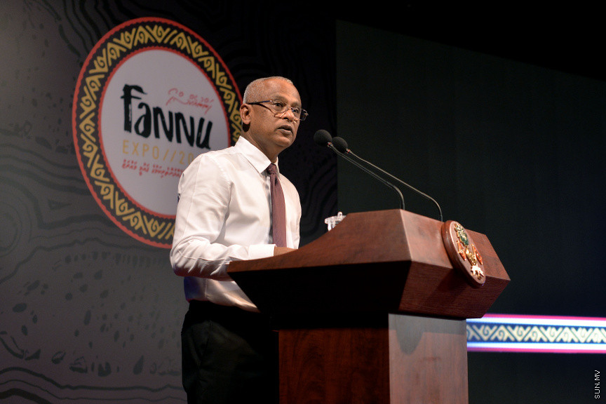 ނޮވެމްބަރ 21، 2019: ފަންނު ވެރިންނަށް ހާއްސަކޮއްގެން އިކޮނޮމިކް މިނިސްޓްރީން ކުރިއަށް ގެންދާ "ފަންނު އެކްސްޕޯ 2019" ހުޅުވުމަށް ދަރުބާރުގޭގައި ބޭއްވި ހާއްސަ ރަސްމިއްޔާތުގެ ތެރެއިން: މި ރަސްމިއްޔާތުގައި ރައީސް އިބްރާހިމް މުހައްމަދު ސޯލިހް އާއި ނައިބް ރައީސް ފައިސަލް ނަސީމްގެ އިތުރުން ސަރުކާރުގެ އިސްވެރިން ބައިވެރިވެ ވަޑައިގެންނެވި -- ސަން ފޮޓޯ/ ފަޔާޒު މޫސާ 