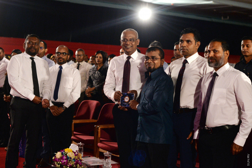 ނޮވެމްބަރ 21، 2019: ފަންނު ވެރިންނަށް ހާއްސަކޮއްގެން އިކޮނޮމިކް މިނިސްޓްރީން ކުރިއަށް ގެންދާ "ފަންނު އެކްސްޕޯ 2019" ހުޅުވުމަށް ދަރުބާރުގޭގައި ބޭއްވި ހާއްސަ ރަސްމިއްޔާތުގެ ތެރެއިން: މި ރަސްމިއްޔާތުގައި ރައީސް އިބްރާހިމް މުހައްމަދު ސޯލިހް އާއި ނައިބް ރައީސް ފައިސަލް ނަސީމްގެ އިތުރުން ސަރުކާރުގެ އިސްވެރިން ބައިވެރިވެ ވަޑައިގެންނެވި -- ސަން ފޮޓޯ/ ފަޔާޒު މޫސާ 