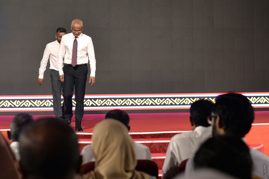 ނޮވެމްބަރ 21، 2019: ފަންނު ވެރިންނަށް ހާއްސަކޮއްގެން އިކޮނޮމިކް މިނިސްޓްރީން ކުރިއަށް ގެންދާ "ފަންނު އެކްސްޕޯ 2019" ހުޅުވުމަށް ދަރުބާރުގޭގައި ބޭއްވި ހާއްސަ ރަސްމިއްޔާތުގެ ތެރެއިން: މި ރަސްމިއްޔާތުގައި ރައީސް އިބްރާހިމް މުހައްމަދު ސޯލިހް އާއި ނައިބް ރައީސް ފައިސަލް ނަސީމްގެ އިތުރުން ސަރުކާރުގެ އިސްވެރިން ބައިވެރިވެ ވަޑައިގެންނެވި -- ސަން ފޮޓޯ/ ފަޔާޒު މޫސާ 