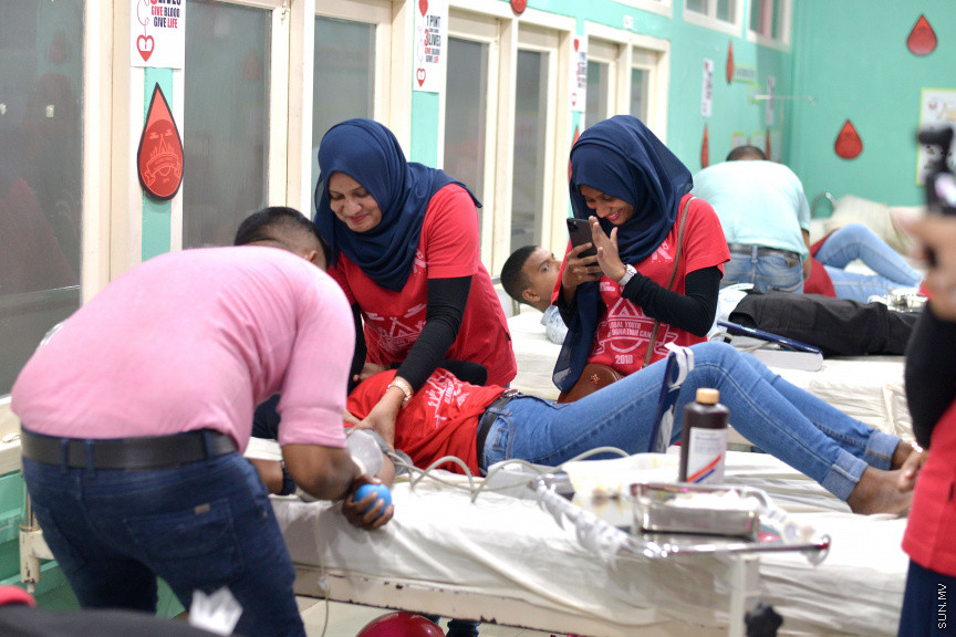 ނޮވެމްބަރ 22، 2019: ގްލޯބަލް ޔޫތް ބްލަޑް ޑޮނޭޝަން ކޭމްޕުގެ ތެރެއިން: ރަފީ ޖަމިއްޔާ އިން އިންތިޒާމުކޮށްގެން ރާއްޖޭގައި މި ހަރަކާތް ކުރިއަށްގެންދާއިރު ލޭ ހަދިޔާ ކުރުމުގެ އިންތިޒާމު ތެލެސީމިޔާ ސެންޓަރުގައި ވަނީ ހަމަޖެހިފައި -- ސަން ފޮޓޯ/ ފަޔާޒު މޫސާ