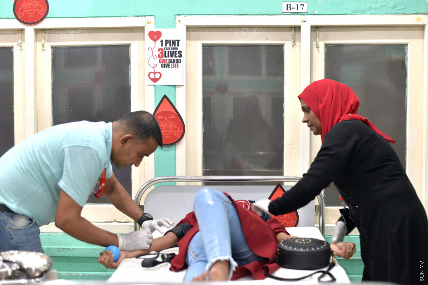 ނޮވެމްބަރ 22، 2019: ގްލޯބަލް ޔޫތް ބްލަޑް ޑޮނޭޝަން ކޭމްޕުގެ ތެރެއިން: ރަފީ ޖަމިއްޔާ އިން އިންތިޒާމުކޮށްގެން ރާއްޖޭގައި މި ހަރަކާތް ކުރިއަށްގެންދާއިރު ލޭ ހަދިޔާ ކުރުމުގެ އިންތިޒާމު ތެލެސީމިޔާ ސެންޓަރުގައި ވަނީ ހަމަޖެހިފައި -- ސަން ފޮޓޯ/ ފަޔާޒު މޫސާ