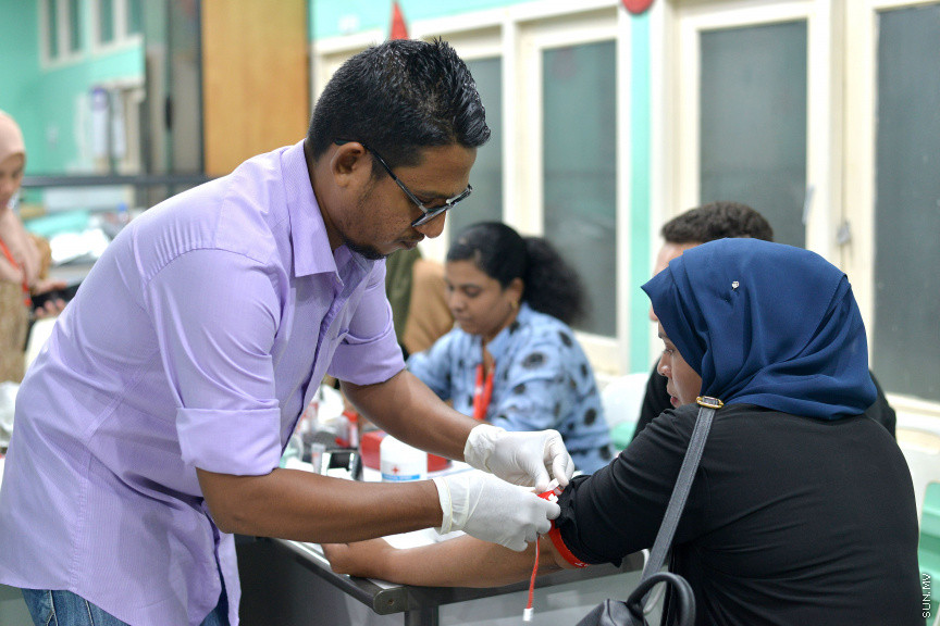 ނޮވެމްބަރ 22، 2019: ގްލޯބަލް ޔޫތް ބްލަޑް ޑޮނޭޝަން ކޭމްޕުގެ ތެރެއިން: ރަފީ ޖަމިއްޔާ އިން އިންތިޒާމުކޮށްގެން ރާއްޖޭގައި މި ހަރަކާތް ކުރިއަށްގެންދާއިރު ލޭ ހަދިޔާ ކުރުމުގެ އިންތިޒާމު ތެލެސީމިޔާ ސެންޓަރުގައި ވަނީ ހަމަޖެހިފައި -- ސަން ފޮޓޯ/ ފަޔާޒު މޫސާ