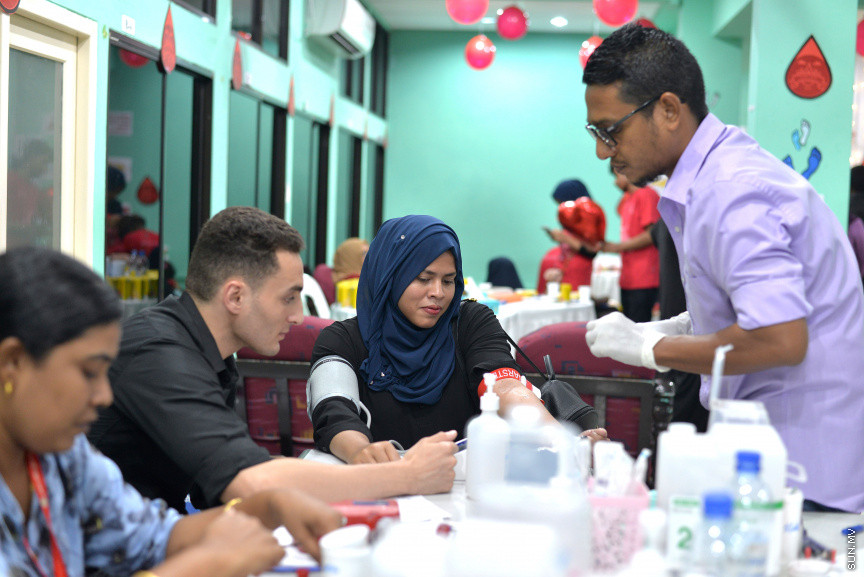 ނޮވެމްބަރ 22، 2019: ގްލޯބަލް ޔޫތް ބްލަޑް ޑޮނޭޝަން ކޭމްޕުގެ ތެރެއިން: ރަފީ ޖަމިއްޔާ އިން އިންތިޒާމުކޮށްގެން ރާއްޖޭގައި މި ހަރަކާތް ކުރިއަށްގެންދާއިރު ލޭ ހަދިޔާ ކުރުމުގެ އިންތިޒާމު ތެލެސީމިޔާ ސެންޓަރުގައި ވަނީ ހަމަޖެހިފައި -- ސަން ފޮޓޯ/ ފަޔާޒު މޫސާ