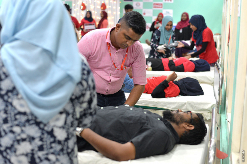 ނޮވެމްބަރ 22، 2019: ގްލޯބަލް ޔޫތް ބްލަޑް ޑޮނޭޝަން ކޭމްޕުގެ ތެރެއިން: ރަފީ ޖަމިއްޔާ އިން އިންތިޒާމުކޮށްގެން ރާއްޖޭގައި މި ހަރަކާތް ކުރިއަށްގެންދާއިރު ލޭ ހަދިޔާ ކުރުމުގެ އިންތިޒާމު ތެލެސީމިޔާ ސެންޓަރުގައި ވަނީ ހަމަޖެހިފައި -- ސަން ފޮޓޯ/ ފަޔާޒު މޫސާ