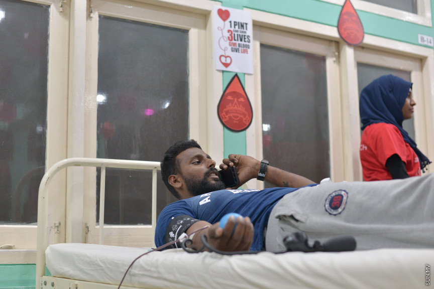 ނޮވެމްބަރ 22، 2019: ގްލޯބަލް ޔޫތް ބްލަޑް ޑޮނޭޝަން ކޭމްޕުގެ ތެރެއިން: ރަފީ ޖަމިއްޔާ އިން އިންތިޒާމުކޮށްގެން ރާއްޖޭގައި މި ހަރަކާތް ކުރިއަށްގެންދާއިރު ލޭ ހަދިޔާ ކުރުމުގެ އިންތިޒާމު ތެލެސީމިޔާ ސެންޓަރުގައި ވަނީ ހަމަޖެހިފައި -- ސަން ފޮޓޯ/ ފަޔާޒު މޫސާ