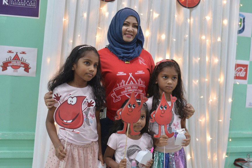 ނޮވެމްބަރ 22، 2019: ގްލޯބަލް ޔޫތް ބްލަޑް ޑޮނޭޝަން ކޭމްޕުގެ ތެރެއިން: ރަފީ ޖަމިއްޔާ އިން އިންތިޒާމުކޮށްގެން ރާއްޖޭގައި މި ހަރަކާތް ކުރިއަށްގެންދާއިރު ލޭ ހަދިޔާ ކުރުމުގެ އިންތިޒާމު ތެލެސީމިޔާ ސެންޓަރުގައި ވަނީ ހަމަޖެހިފައި -- ސަން ފޮޓޯ/ ފަޔާޒު މޫސާ