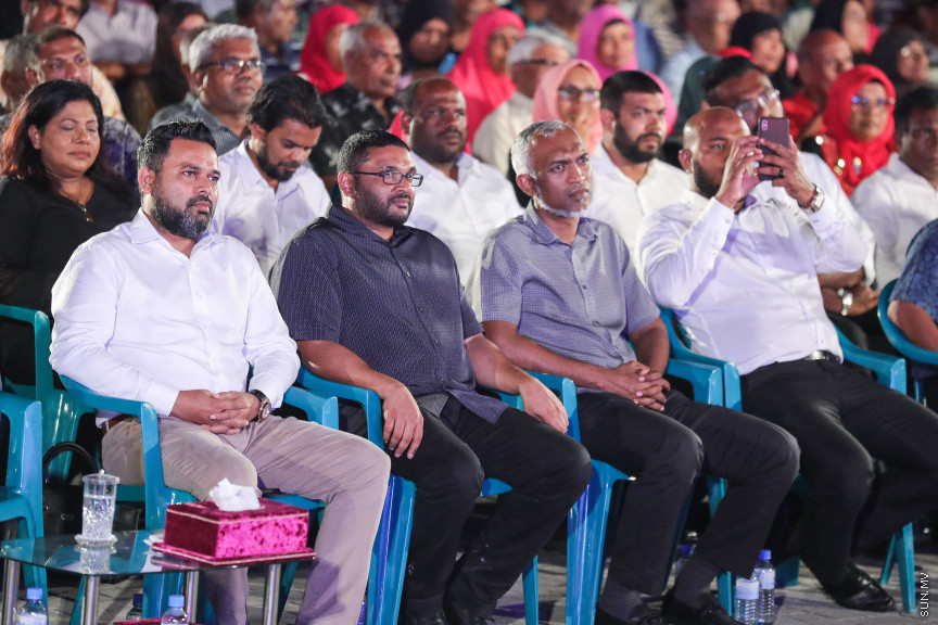 ނޮވެމްބަރ 22، 2019: "ހިބަރު ވަދު" ގެނަމުގައި އިދިކޮޅު ޕީޕީއެމް/ޕީއެންސީން ކާނިވާ ސަރަހައްދުގައި ބޭއްވި ޖަލްސާގެ ތެރެއިން -- ސަން ފޮޓޯ/ ފަޔާޒު މޫސާ