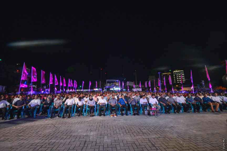 ނޮވެމްބަރ 22، 2019: "ހިބަރު ވަދު" ގެނަމުގައި އިދިކޮޅު ޕީޕީއެމް/ޕީއެންސީން ކާނިވާ ސަރަހައްދުގައި ބޭއްވި ޖަލްސާގެ ތެރެއިން -- ސަން ފޮޓޯ/ ފަޔާޒު މޫސާ