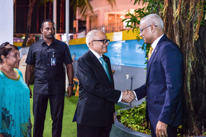 ނޮވެމްބަރ 23، 2019: މޯލްޑިވްސް ރިފޯމް މޫވްމަންޓް (އެމްއާރުއެމް) އުފެއްދުމަށް ބޭއްވި ޖަލްސާގެ ނިމުން ފާހަގަކުރުމަށް ބިލަބޮންގް ހައި އިންޓަނޭޝަނަލް ސްކޫލް ހޯލުގައި ބޭއްވި ޖަލްސާގެ ތެރެއިން: މި ޖަލްސާގައި ރައީސް އިބްރާޙިމް މުހައްމަދު ސޯލިހް ބައިވެރިވެ ވަޑައިގެންނެވި -- ސަން ފަޔާޒު މޫސާ