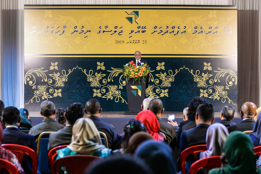ނޮވެމްބަރ 23، 2019: މޯލްޑިވްސް ރިފޯމް މޫވްމަންޓް (އެމްއާރުއެމް) އުފެއްދުމަށް ބޭއްވި ޖަލްސާގެ ނިމުން ފާހަގަކުރުމަށް ބިލަބޮންގް ހައި އިންޓަނޭޝަނަލް ސްކޫލް ހޯލުގައި ބޭއްވި ޖަލްސާގެ ތެރެއިން: މި ޖަލްސާގައި ރައީސް އިބްރާޙިމް މުހައްމަދު ސޯލިހް ބައިވެރިވެ ވަޑައިގެންނެވި -- ސަން ފަޔާޒު މޫސާ