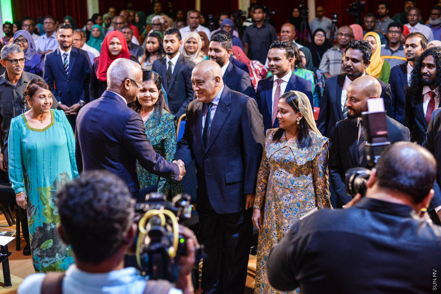 ނޮވެމްބަރ 23، 2019: މޯލްޑިވްސް ރިފޯމް މޫވްމަންޓް (އެމްއާރުއެމް) އުފެއްދުމަށް ބޭއްވި ޖަލްސާގެ ނިމުން ފާހަގަކުރުމަށް ބިލަބޮންގް ހައި އިންޓަނޭޝަނަލް ސްކޫލް ހޯލުގައި ބޭއްވި ޖަލްސާގެ ތެރެއިން: މި ޖަލްސާގައި ރައީސް އިބްރާޙިމް މުހައްމަދު ސޯލިހް ބައިވެރިވެ ވަޑައިގެންނެވި -- ސަން ފަޔާޒު މޫސާ
