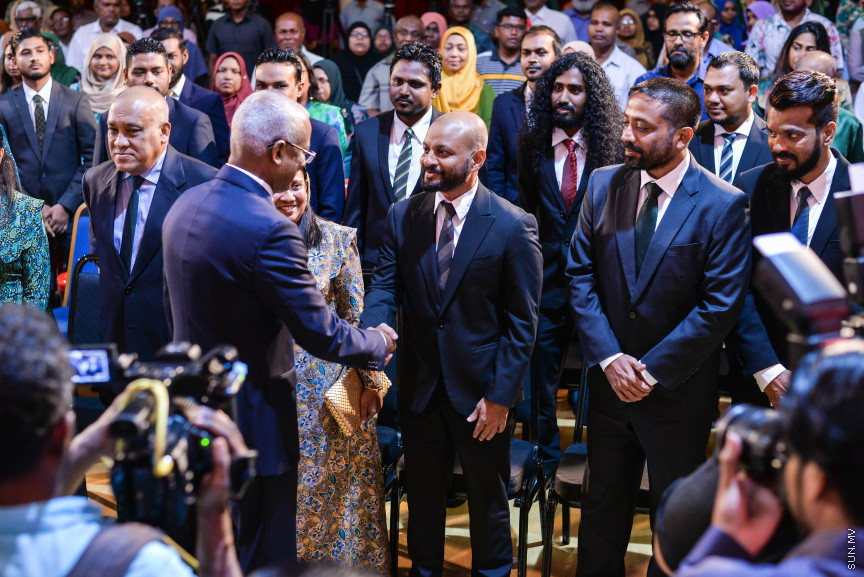 ނޮވެމްބަރ 23، 2019: މޯލްޑިވްސް ރިފޯމް މޫވްމަންޓް (އެމްއާރުއެމް) އުފެއްދުމަށް ބޭއްވި ޖަލްސާގެ ނިމުން ފާހަގަކުރުމަށް ބިލަބޮންގް ހައި އިންޓަނޭޝަނަލް ސްކޫލް ހޯލުގައި ބޭއްވި ޖަލްސާގެ ތެރެއިން: މި ޖަލްސާގައި ރައީސް އިބްރާޙިމް މުހައްމަދު ސޯލިހް ބައިވެރިވެ ވަޑައިގެންނެވި -- ސަން ފަޔާޒު މޫސާ