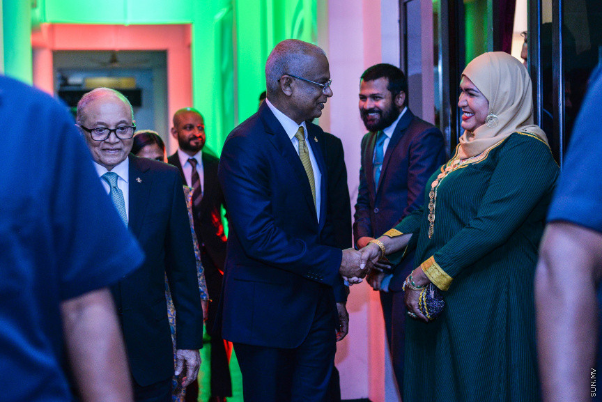ނޮވެމްބަރ 23، 2019: މޯލްޑިވްސް ރިފޯމް މޫވްމަންޓް (އެމްއާރުއެމް) އުފެއްދުމަށް ބޭއްވި ޖަލްސާގެ ނިމުން ފާހަގަކުރުމަށް ބިލަބޮންގް ހައި އިންޓަނޭޝަނަލް ސްކޫލް ހޯލުގައި ބޭއްވި ޖަލްސާގެ ތެރެއިން: މި ޖަލްސާގައި ރައީސް އިބްރާޙިމް މުހައްމަދު ސޯލިހް ބައިވެރިވެ ވަޑައިގެންނެވި -- ސަން ފަޔާޒު މޫސާ