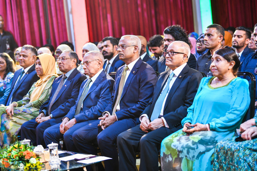 ނޮވެމްބަރ 23، 2019: މޯލްޑިވްސް ރިފޯމް މޫވްމަންޓް (އެމްއާރުއެމް) އުފެއްދުމަށް ބޭއްވި ޖަލްސާގެ ނިމުން ފާހަގަކުރުމަށް ބިލަބޮންގް ހައި އިންޓަނޭޝަނަލް ސްކޫލް ހޯލުގައި ބޭއްވި ޖަލްސާގެ ތެރެއިން: މި ޖަލްސާގައި ރައީސް އިބްރާޙިމް މުހައްމަދު ސޯލިހް ބައިވެރިވެ ވަޑައިގެންނެވި -- ސަން ފަޔާޒު މޫސާ