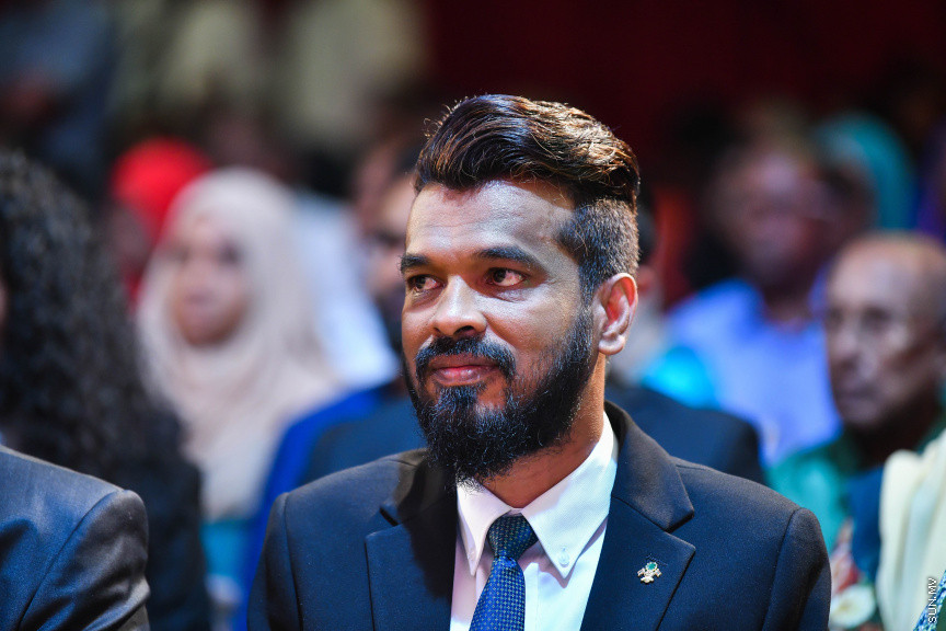 ނޮވެމްބަރ 23، 2019: މޯލްޑިވްސް ރިފޯމް މޫވްމަންޓް (އެމްއާރުއެމް) އުފެއްދުމަށް ބޭއްވި ޖަލްސާގެ ނިމުން ފާހަގަކުރުމަށް ބިލަބޮންގް ހައި އިންޓަނޭޝަނަލް ސްކޫލް ހޯލުގައި ބޭއްވި ޖަލްސާގެ ތެރެއިން: މި ޖަލްސާގައި ރައީސް އިބްރާޙިމް މުހައްމަދު ސޯލިހް ބައިވެރިވެ ވަޑައިގެންނެވި -- ސަން ފަޔާޒު މޫސާ