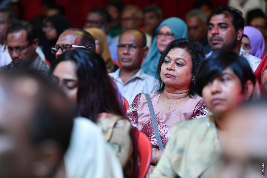 ނޮވެމްބަރ 23، 2019: މޯލްޑިވްސް ރިފޯމް މޫވްމަންޓް (އެމްއާރުއެމް) އުފެއްދުމަށް ބޭއްވި ޖަލްސާގެ ނިމުން ފާހަގަކުރުމަށް ބިލަބޮންގް ހައި އިންޓަނޭޝަނަލް ސްކޫލް ހޯލުގައި ބޭއްވި ޖަލްސާގެ ތެރެއިން: މި ޖަލްސާގައި ރައީސް އިބްރާޙިމް މުހައްމަދު ސޯލިހް ބައިވެރިވެ ވަޑައިގެންނެވި -- ސަން ފަޔާޒު މޫސާ