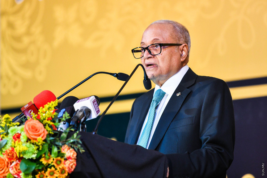 ނޮވެމްބަރ 23، 2019: މޯލްޑިވްސް ރިފޯމް މޫވްމަންޓް (އެމްއާރުއެމް) އުފެއްދުމަށް ބޭއްވި ޖަލްސާގެ ނިމުން ފާހަގަކުރުމަށް ބިލަބޮންގް ހައި އިންޓަނޭޝަނަލް ސްކޫލް ހޯލުގައި ބޭއްވި ޖަލްސާގެ ތެރެއިން: މި ޖަލްސާގައި ރައީސް އިބްރާޙިމް މުހައްމަދު ސޯލިހް ބައިވެރިވެ ވަޑައިގެންނެވި -- ސަން ފަޔާޒު މޫސާ