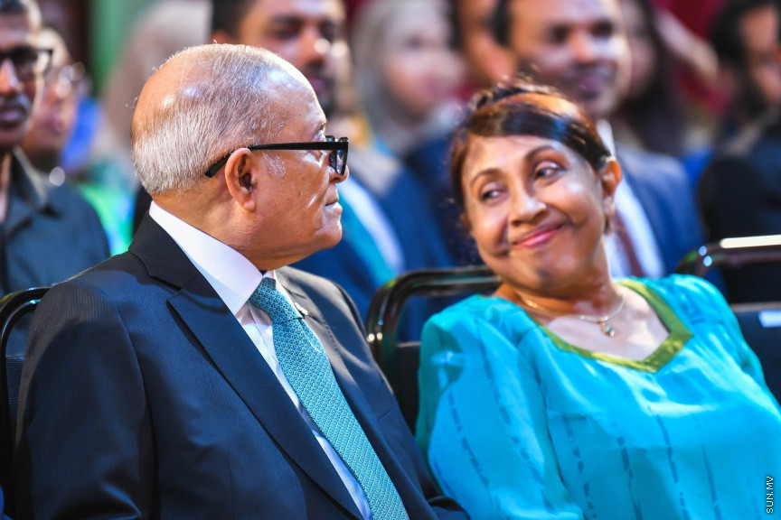 ނޮވެމްބަރ 23، 2019: މޯލްޑިވްސް ރިފޯމް މޫވްމަންޓް (އެމްއާރުއެމް) އުފެއްދުމަށް ބޭއްވި ޖަލްސާގެ ނިމުން ފާހަގަކުރުމަށް ބިލަބޮންގް ހައި އިންޓަނޭޝަނަލް ސްކޫލް ހޯލުގައި ބޭއްވި ޖަލްސާގެ ތެރެއިން: މި ޖަލްސާގައި ރައީސް އިބްރާޙިމް މުހައްމަދު ސޯލިހް ބައިވެރިވެ ވަޑައިގެންނެވި -- ސަން ފަޔާޒު މޫސާ