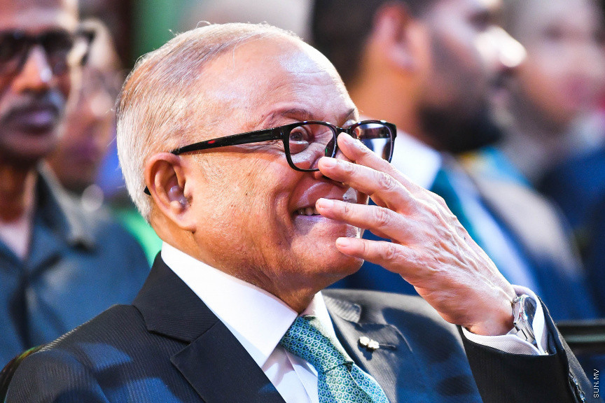 ނޮވެމްބަރ 23، 2019: މޯލްޑިވްސް ރިފޯމް މޫވްމަންޓް (އެމްއާރުއެމް) އުފެއްދުމަށް ބޭއްވި ޖަލްސާގެ ނިމުން ފާހަގަކުރުމަށް ބިލަބޮންގް ހައި އިންޓަނޭޝަނަލް ސްކޫލް ހޯލުގައި ބޭއްވި ޖަލްސާގެ ތެރެއިން: މި ޖަލްސާގައި ރައީސް އިބްރާޙިމް މުހައްމަދު ސޯލިހް ބައިވެރިވެ ވަޑައިގެންނެވި -- ސަން ފަޔާޒު މޫސާ