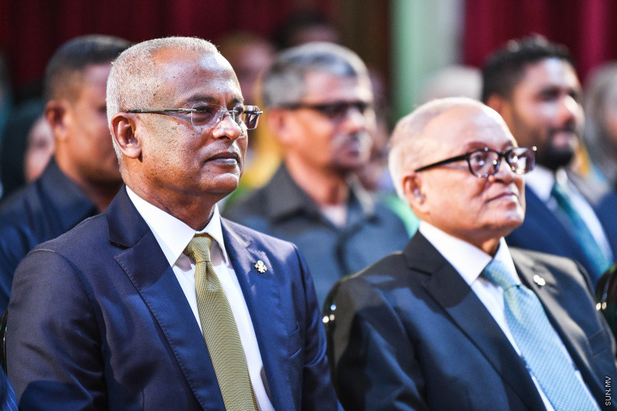ނޮވެމްބަރ 23، 2019: މޯލްޑިވްސް ރިފޯމް މޫވްމަންޓް (އެމްއާރުއެމް) އުފެއްދުމަށް ބޭއްވި ޖަލްސާގެ ނިމުން ފާހަގަކުރުމަށް ބިލަބޮންގް ހައި އިންޓަނޭޝަނަލް ސްކޫލް ހޯލުގައި ބޭއްވި ޖަލްސާގެ ތެރެއިން: މި ޖަލްސާގައި ރައީސް އިބްރާޙިމް މުހައްމަދު ސޯލިހް ބައިވެރިވެ ވަޑައިގެންނެވި -- ސަން ފަޔާޒު މޫސާ
