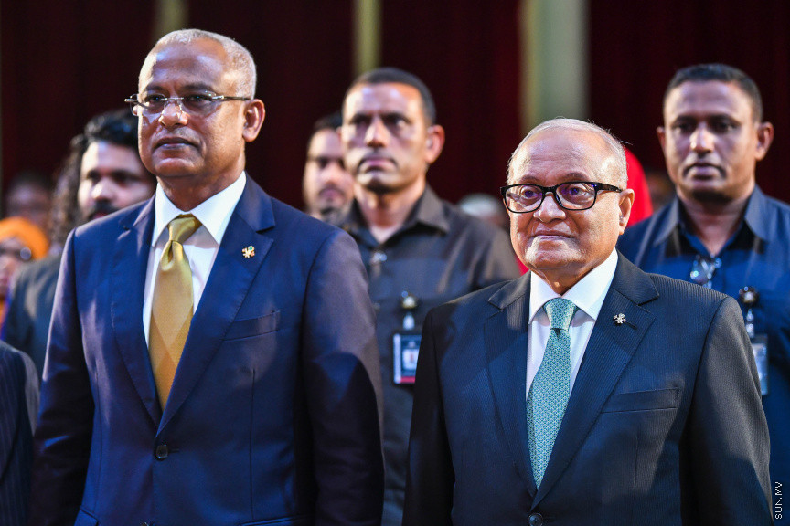 ނޮވެމްބަރ 23، 2019: މޯލްޑިވްސް ރިފޯމް މޫވްމަންޓް (އެމްއާރުއެމް) އުފެއްދުމަށް ބޭއްވި ޖަލްސާގެ ނިމުން ފާހަގަކުރުމަށް ބިލަބޮންގް ހައި އިންޓަނޭޝަނަލް ސްކޫލް ހޯލުގައި ބޭއްވި ޖަލްސާގެ ތެރެއިން: މި ޖަލްސާގައި ރައީސް އިބްރާޙިމް މުހައްމަދު ސޯލިހް ބައިވެރިވެ ވަޑައިގެންނެވި -- ސަން ފަޔާޒު މޫސާ