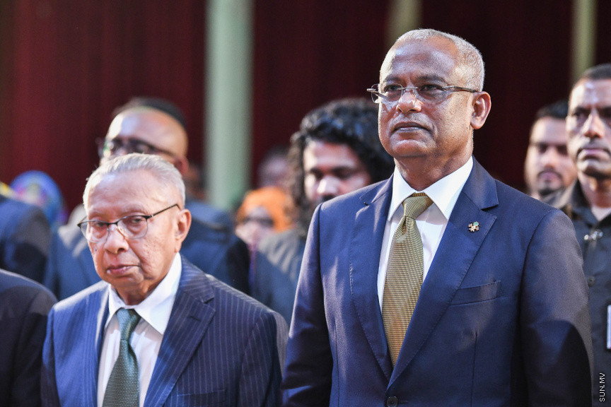 ނޮވެމްބަރ 23، 2019: މޯލްޑިވްސް ރިފޯމް މޫވްމަންޓް (އެމްއާރުއެމް) އުފެއްދުމަށް ބޭއްވި ޖަލްސާގެ ނިމުން ފާހަގަކުރުމަށް ބިލަބޮންގް ހައި އިންޓަނޭޝަނަލް ސްކޫލް ހޯލުގައި ބޭއްވި ޖަލްސާގެ ތެރެއިން: މި ޖަލްސާގައި ރައީސް އިބްރާޙިމް މުހައްމަދު ސޯލިހް ބައިވެރިވެ ވަޑައިގެންނެވި -- ސަން ފަޔާޒު މޫސާ