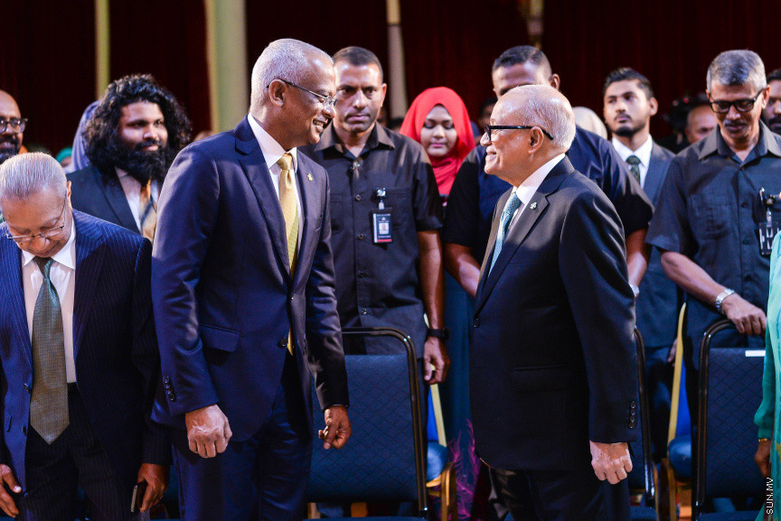 ނޮވެމްބަރ 23، 2019: މޯލްޑިވްސް ރިފޯމް މޫވްމަންޓް (އެމްއާރުއެމް) އުފެއްދުމަށް ބޭއްވި ޖަލްސާގެ ނިމުން ފާހަގަކުރުމަށް ބިލަބޮންގް ހައި އިންޓަނޭޝަނަލް ސްކޫލް ހޯލުގައި ބޭއްވި ޖަލްސާގެ ތެރެއިން: މި ޖަލްސާގައި ރައީސް އިބްރާޙިމް މުހައްމަދު ސޯލިހް ބައިވެރިވެ ވަޑައިގެންނެވި -- ސަން ފަޔާޒު މޫސާ