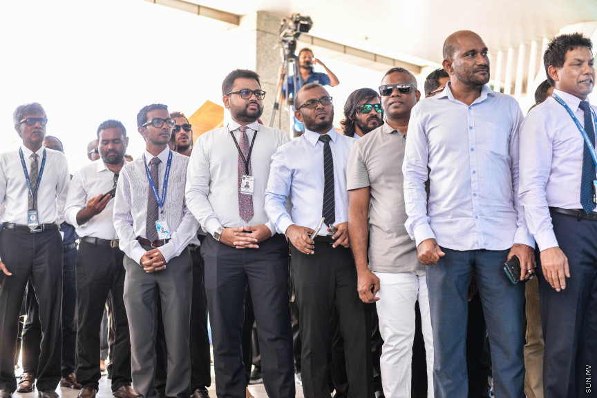 މިއަހަރު ރާއްޖެއަށް ފަތުރުވެރިން ގެންނަން ކަނޑައެޅި ޓާގެޓް ކަމަށްވާ، 1.5 މިލިއަން ޓޫރިސްޓުން ރާއްޖެއިން ހަމަކޮށް، ރާއްޖެއަށް އައި 1.5 ވަނަ ފަތުރުވެރިޔާ އަށް މަރުހަބާ ކިޔުމަށް އެމްއެމްޕީއާރުސީ އާއި ޓޫރިޒަމް މިނިސްޓްރީ ގުޅިގެން ވެލާނާ އިންޓަނޭޝަނަލް އެއާޕޯޓުގައި ބޭއްވި ހާއްސަ ހަރަކާތްތަކުގެ ތެރެއިން -- ސަން ފޮޓޯ/ ފަޔާޒު މޫސާ