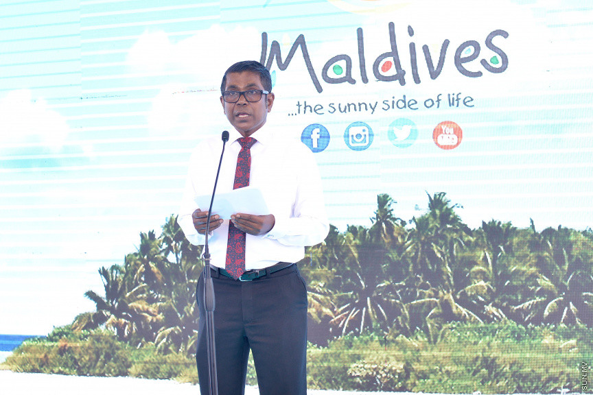 މިއަހަރު ރާއްޖެއަށް ފަތުރުވެރިން ގެންނަން ކަނޑައެޅި ޓާގެޓް ކަމަށްވާ، 1.5 މިލިއަން ޓޫރިސްޓުން ރާއްޖެއިން ހަމަކޮށް، ރާއްޖެއަށް އައި 1.5 ވަނަ ފަތުރުވެރިޔާ އަށް މަރުހަބާ ކިޔުމަށް އެމްއެމްޕީއާރުސީ އާއި ޓޫރިޒަމް މިނިސްޓްރީ ގުޅިގެން ވެލާނާ އިންޓަނޭޝަނަލް އެއާޕޯޓުގައި ބޭއްވި ހާއްސަ ހަރަކާތްތަކުގެ ތެރެއިން -- ސަން ފޮޓޯ/ ފަޔާޒު މޫސާ