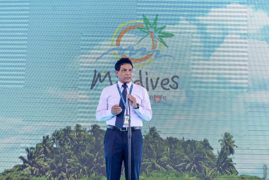 މިއަހަރު ރާއްޖެއަށް ފަތުރުވެރިން ގެންނަން ކަނޑައެޅި ޓާގެޓް ކަމަށްވާ، 1.5 މިލިއަން ޓޫރިސްޓުން ރާއްޖެއިން ހަމަކޮށް، ރާއްޖެއަށް އައި 1.5 ވަނަ ފަތުރުވެރިޔާ އަށް މަރުހަބާ ކިޔުމަށް އެމްއެމްޕީއާރުސީ އާއި ޓޫރިޒަމް މިނިސްޓްރީ ގުޅިގެން ވެލާނާ އިންޓަނޭޝަނަލް އެއާޕޯޓުގައި ބޭއްވި ހާއްސަ ހަރަކާތްތަކުގެ ތެރެއިން -- ސަން ފޮޓޯ/ ފަޔާޒު މޫސާ