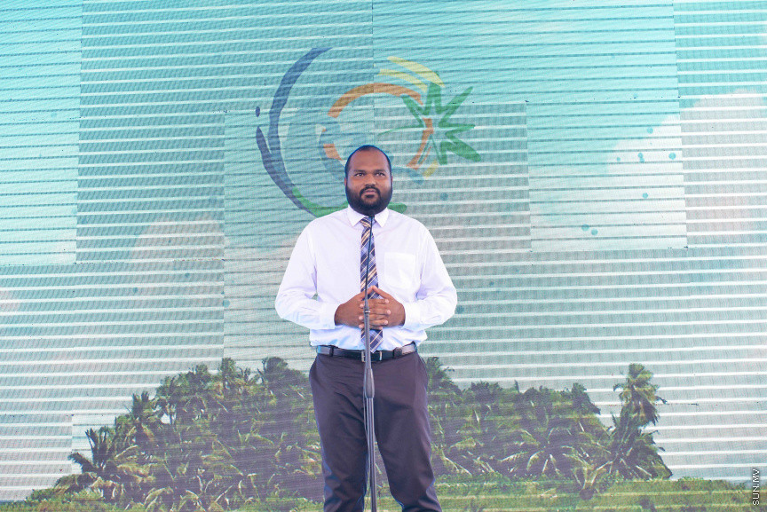 މިއަހަރު ރާއްޖެއަށް ފަތުރުވެރިން ގެންނަން ކަނޑައެޅި ޓާގެޓް ކަމަށްވާ، 1.5 މިލިއަން ޓޫރިސްޓުން ރާއްޖެއިން ހަމަކޮށް، ރާއްޖެއަށް އައި 1.5 ވަނަ ފަތުރުވެރިޔާ އަށް މަރުހަބާ ކިޔުމަށް އެމްއެމްޕީއާރުސީ އާއި ޓޫރިޒަމް މިނިސްޓްރީ ގުޅިގެން ވެލާނާ އިންޓަނޭޝަނަލް އެއާޕޯޓުގައި ބޭއްވި ހާއްސަ ހަރަކާތްތަކުގެ ތެރެއިން -- ސަން ފޮޓޯ/ ފަޔާޒު މޫސާ