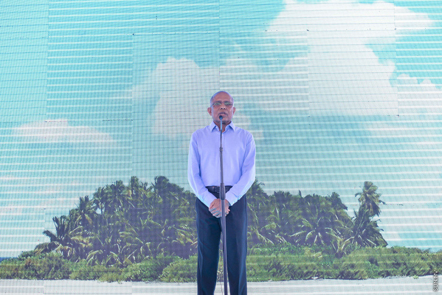މިއަހަރު ރާއްޖެއަށް ފަތުރުވެރިން ގެންނަން ކަނޑައެޅި ޓާގެޓް ކަމަށްވާ، 1.5 މިލިއަން ޓޫރިސްޓުން ރާއްޖެއިން ހަމަކޮށް، ރާއްޖެއަށް އައި 1.5 ވަނަ ފަތުރުވެރިޔާ އަށް މަރުހަބާ ކިޔުމަށް އެމްއެމްޕީއާރުސީ އާއި ޓޫރިޒަމް މިނިސްޓްރީ ގުޅިގެން ވެލާނާ އިންޓަނޭޝަނަލް އެއާޕޯޓުގައި ބޭއްވި ހާއްސަ ހަރަކާތްތަކުގެ ތެރެއިން -- ސަން ފޮޓޯ/ ފަޔާޒު މޫސާ