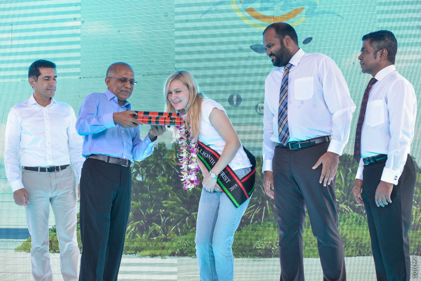 މިއަހަރު ރާއްޖެއަށް ފަތުރުވެރިން ގެންނަން ކަނޑައެޅި ޓާގެޓް ކަމަށްވާ، 1.5 މިލިއަން ޓޫރިސްޓުން ރާއްޖެއިން ހަމަކޮށް، ރާއްޖެއަށް އައި 1.5 ވަނަ ފަތުރުވެރިޔާ އަށް މަރުހަބާ ކިޔުމަށް އެމްއެމްޕީއާރުސީ އާއި ޓޫރިޒަމް މިނިސްޓްރީ ގުޅިގެން ވެލާނާ އިންޓަނޭޝަނަލް އެއާޕޯޓުގައި ބޭއްވި ހާއްސަ ހަރަކާތްތަކުގެ ތެރެއިން -- ސަން ފޮޓޯ/ ފަޔާޒު މޫސާ