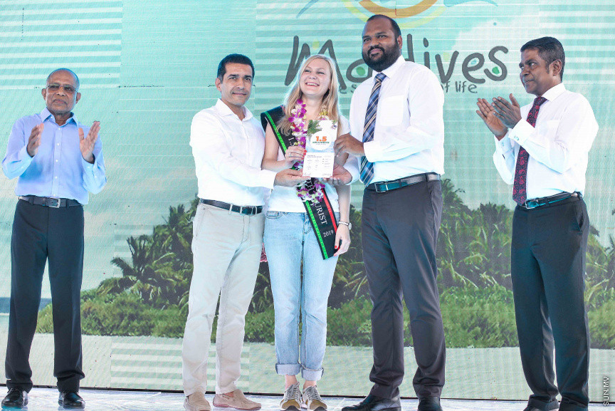 މިއަހަރު ރާއްޖެއަށް ފަތުރުވެރިން ގެންނަން ކަނޑައެޅި ޓާގެޓް ކަމަށްވާ، 1.5 މިލިއަން ޓޫރިސްޓުން ރާއްޖެއިން ހަމަކޮށް، ރާއްޖެއަށް އައި 1.5 ވަނަ ފަތުރުވެރިޔާ އަށް މަރުހަބާ ކިޔުމަށް އެމްއެމްޕީއާރުސީ އާއި ޓޫރިޒަމް މިނިސްޓްރީ ގުޅިގެން ވެލާނާ އިންޓަނޭޝަނަލް އެއާޕޯޓުގައި ބޭއްވި ހާއްސަ ހަރަކާތްތަކުގެ ތެރެއިން -- ސަން ފޮޓޯ/ ފަޔާޒު މޫސާ