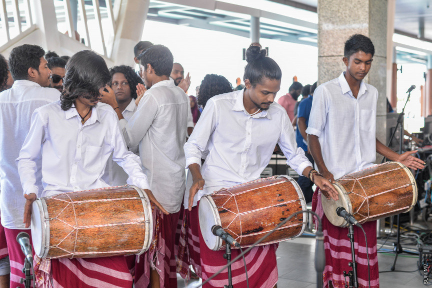 މިއަހަރު ރާއްޖެއަށް ފަތުރުވެރިން ގެންނަން ކަނޑައެޅި ޓާގެޓް ކަމަށްވާ، 1.5 މިލިއަން ޓޫރިސްޓުން ރާއްޖެއިން ހަމަކޮށް، ރާއްޖެއަށް އައި 1.5 ވަނަ ފަތުރުވެރިޔާ އަށް މަރުހަބާ ކިޔުމަށް އެމްއެމްޕީއާރުސީ އާއި ޓޫރިޒަމް މިނިސްޓްރީ ގުޅިގެން ވެލާނާ އިންޓަނޭޝަނަލް އެއާޕޯޓުގައި ބޭއްވި ހާއްސަ ހަރަކާތްތަކުގެ ތެރެއިން -- ސަން ފޮޓޯ/ ފަޔާޒު މޫސާ