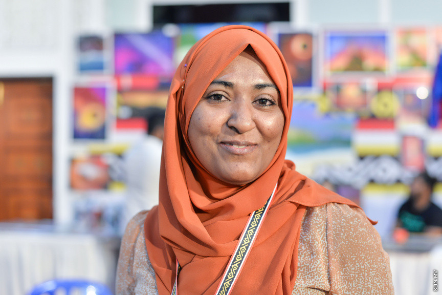 ނޮވެމްބަރ 24، 2019: ދަރުބާރުގޭގައި ކުރިއަށް ދާ "ފަންނު އެކްސްޕޯ 2019"ގެ ތެރެއިން، އެކި ފަނުންގެ ފަންނުވެރިންގެ މަސައްކަތް ދައްކާލުން - ސަން ފޮޓޯ/ ފަޔާޒު މޫސާ 