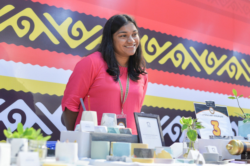 ނޮވެމްބަރ 24، 2019: ދަރުބާރުގޭގައި ކުރިއަށް ދާ "ފަންނު އެކްސްޕޯ 2019"ގެ ތެރެއިން، އެކި ފަނުންގެ ފަންނުވެރިންގެ މަސައްކަތް ދައްކާލުން - ސަން ފޮޓޯ/ ފަޔާޒު މޫސާ 
