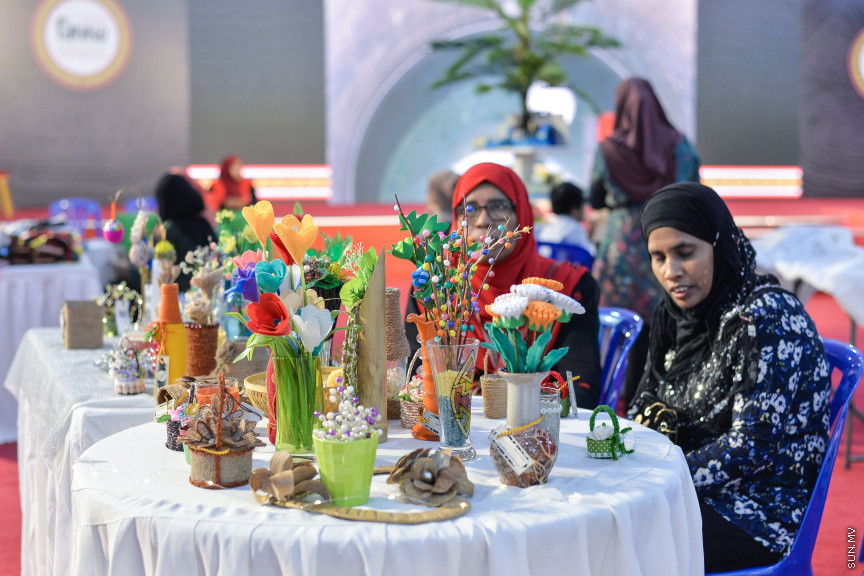 ނޮވެމްބަރ 24، 2019: ދަރުބާރުގޭގައި ކުރިއަށް ދާ "ފަންނު އެކްސްޕޯ 2019"ގެ ތެރެއިން، އެކި ފަނުންގެ ފަންނުވެރިންގެ މަސައްކަތް ދައްކާލުން - ސަން ފޮޓޯ/ ފަޔާޒު މޫސާ 