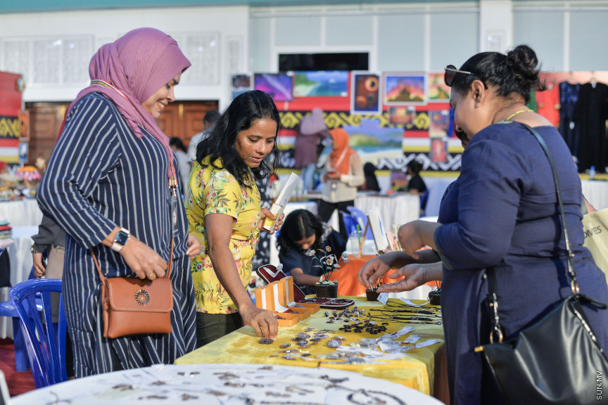 ނޮވެމްބަރ 24، 2019: ދަރުބާރުގޭގައި ކުރިއަށް ދާ "ފަންނު އެކްސްޕޯ 2019"ގެ ތެރެއިން، އެކި ފަނުންގެ ފަންނުވެރިންގެ މަސައްކަތް ދައްކާލުން - ސަން ފޮޓޯ/ ފަޔާޒު މޫސާ 