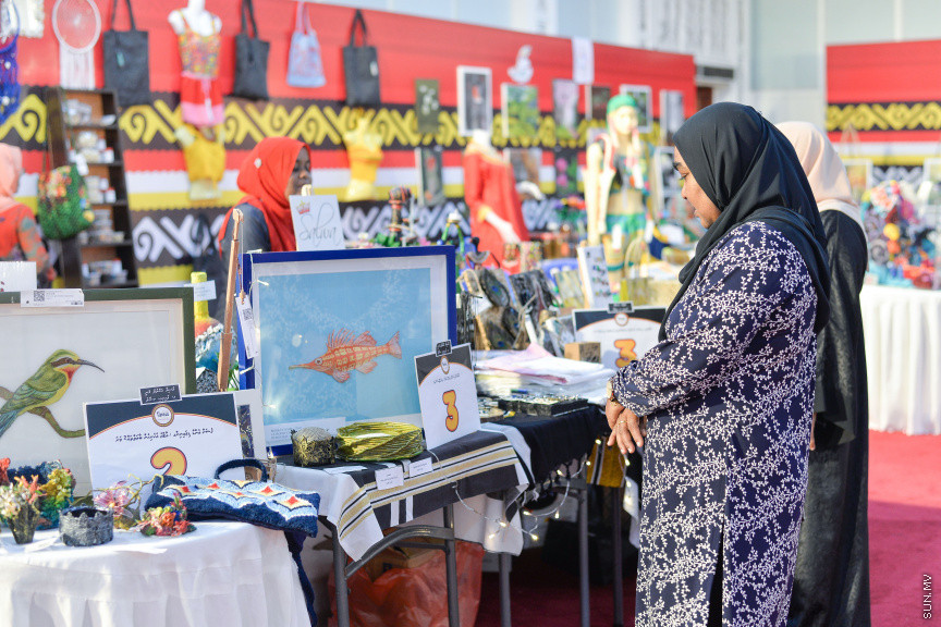 ނޮވެމްބަރ 24، 2019: ދަރުބާރުގޭގައި ކުރިއަށް ދާ "ފަންނު އެކްސްޕޯ 2019"ގެ ތެރެއިން، އެކި ފަނުންގެ ފަންނުވެރިންގެ މަސައްކަތް ދައްކާލުން - ސަން ފޮޓޯ/ ފަޔާޒު މޫސާ 