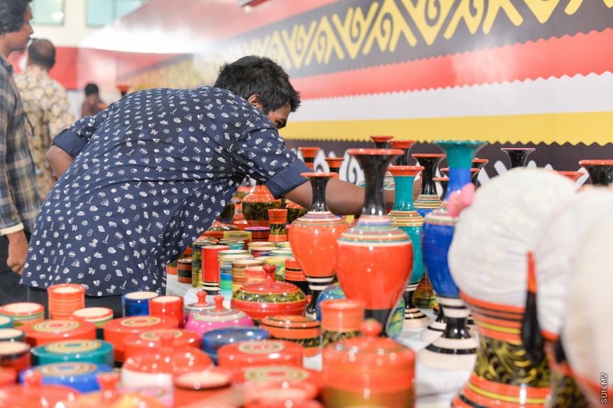 ނޮވެމްބަރ 24، 2019: ދަރުބާރުގޭގައި ކުރިއަށް ދާ "ފަންނު އެކްސްޕޯ 2019"ގެ ތެރެއިން، އެކި ފަނުންގެ ފަންނުވެރިންގެ މަސައްކަތް ދައްކާލުން - ސަން ފޮޓޯ/ ފަޔާޒު މޫސާ 