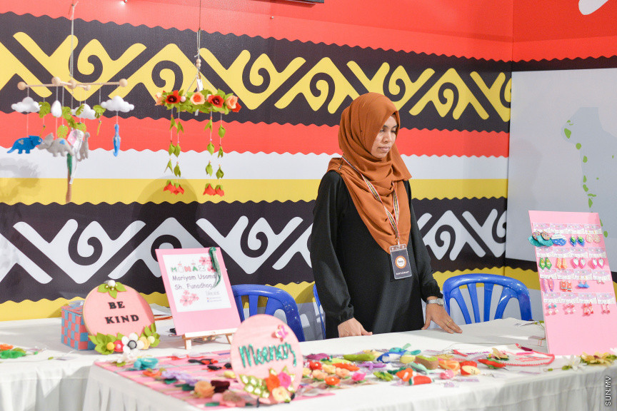 ނޮވެމްބަރ 24، 2019: ދަރުބާރުގޭގައި ކުރިއަށް ދާ "ފަންނު އެކްސްޕޯ 2019"ގެ ތެރެއިން، އެކި ފަނުންގެ ފަންނުވެރިންގެ މަސައްކަތް ދައްކާލުން - ސަން ފޮޓޯ/ ފަޔާޒު މޫސާ 