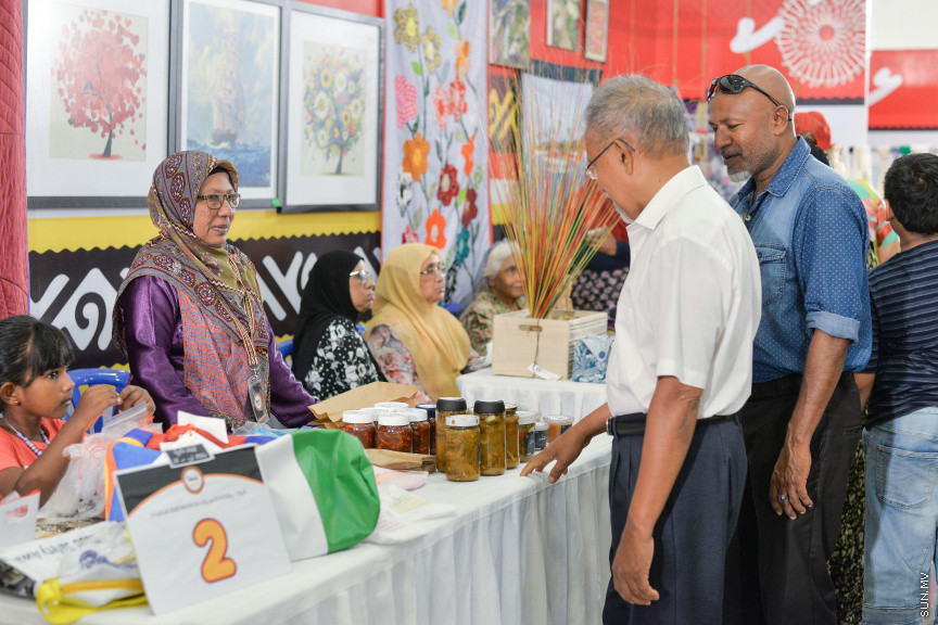 ނޮވެމްބަރ 24، 2019: ދަރުބާރުގޭގައި ކުރިއަށް ދާ "ފަންނު އެކްސްޕޯ 2019"ގެ ތެރެއިން، އެކި ފަނުންގެ ފަންނުވެރިންގެ މަސައްކަތް ދައްކާލުން - ސަން ފޮޓޯ/ ފަޔާޒު މޫސާ 