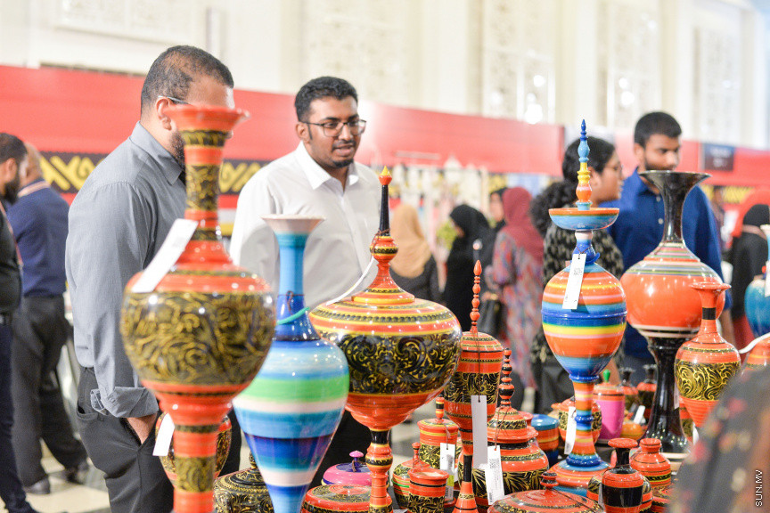 ނޮވެމްބަރ 24، 2019: ދަރުބާރުގޭގައި ކުރިއަށް ދާ "ފަންނު އެކްސްޕޯ 2019"ގެ ތެރެއިން، އެކި ފަނުންގެ ފަންނުވެރިންގެ މަސައްކަތް ދައްކާލުން - ސަން ފޮޓޯ/ ފަޔާޒު މޫސާ 