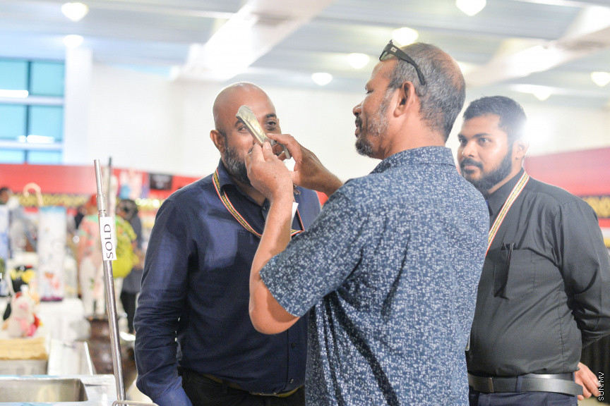 ނޮވެމްބަރ 24، 2019: ދަރުބާރުގޭގައި ކުރިއަށް ދާ "ފަންނު އެކްސްޕޯ 2019"ގެ ތެރެއިން، އެކި ފަނުންގެ ފަންނުވެރިންގެ މަސައްކަތް ދައްކާލުން - ސަން ފޮޓޯ/ ފަޔާޒު މޫސާ 